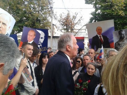 Сербы пришли к российскому посольству проводить Александра Конузина