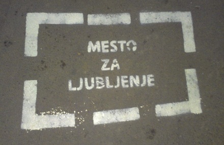 В Белграде появились "Места для поцелуев"