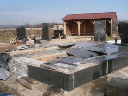 Нет покоя на сербских кладбищах - погромы продолжаются
