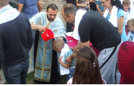 В Бабушнице снова организовали массовое крещение