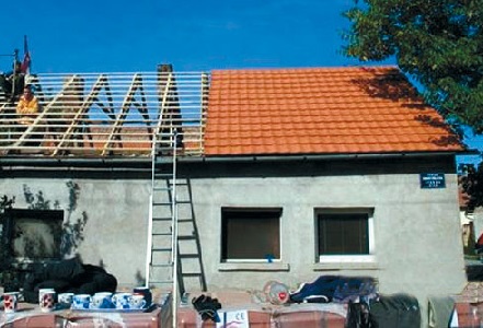 Пока хозяева были на работе, соседи тайно отремонтировали им крышу