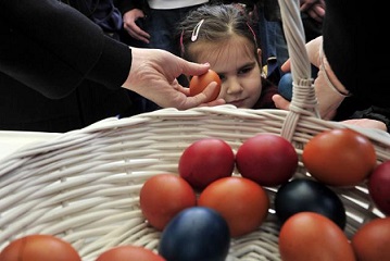 На белградских рынках раздавали пасхальные яйца