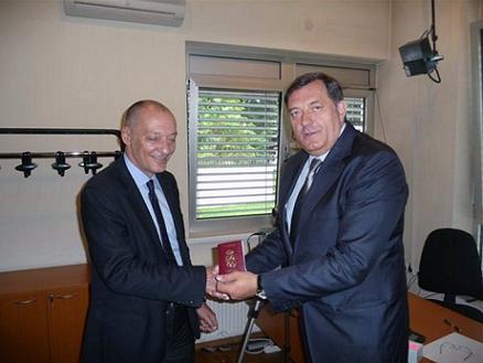 Президент Республики Сербской получил паспорт гражданина Сербии