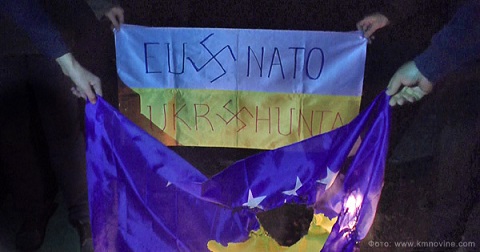 В Косовской Митровице сожгли флаги Украины и Косово