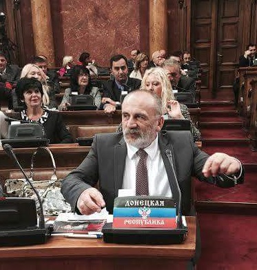 Сербский депутат принес в парламент флаг ДНР
