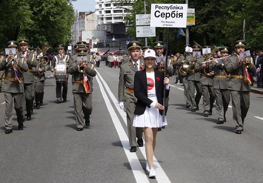 Сербский военный оркестр прошел по улицам Киева
