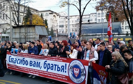 «Спасибо вам, братья»: благодарные сербы пришли к российскому посольству в Белграде
