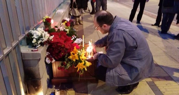 Цветы и свечи у посольства России в Белграде