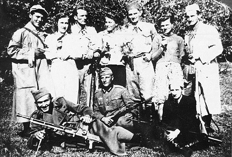 Партизаны и немцы вместе 1941г. Обстоятельства снимка спорныы
