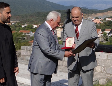 Черногорские ветераны наградили российского генерала ВДВ