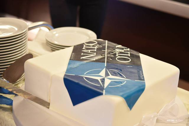 Правительство Черногории съело тортик в честь вступления в НАТО