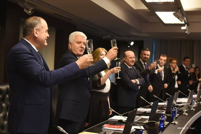 Правительство Черногории съело тортик в честь вступления в НАТО