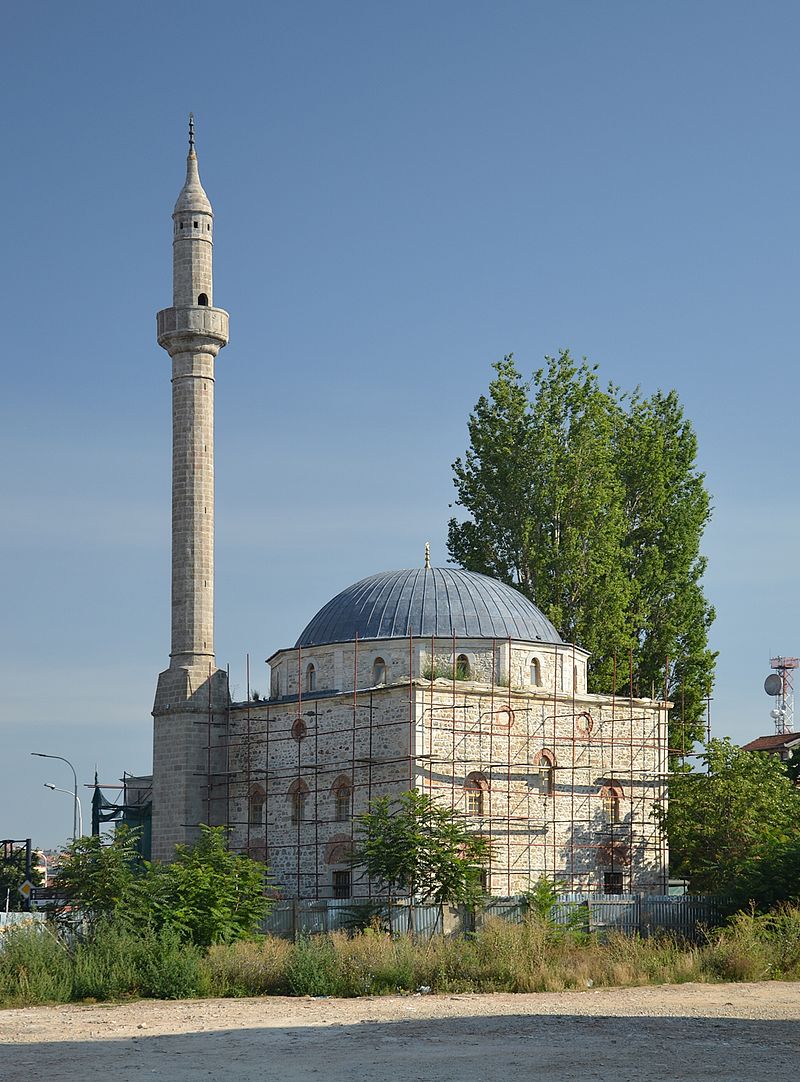Мечеть в центре Приштины превратили в помойку, где собираются наркоманы и проститутки