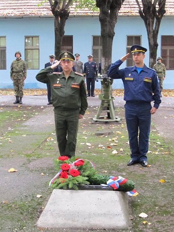 Российские военные возложили цветы к могилам погибших краснофлотцев