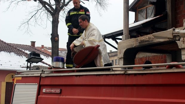 В Ягодине на Крещение освятили воду в пожарной машине