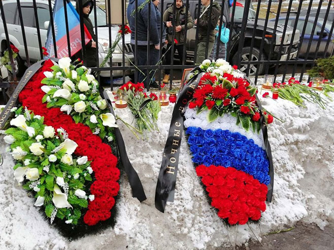 Российские байкеры принесли цветы и свечи к посольству Сербии