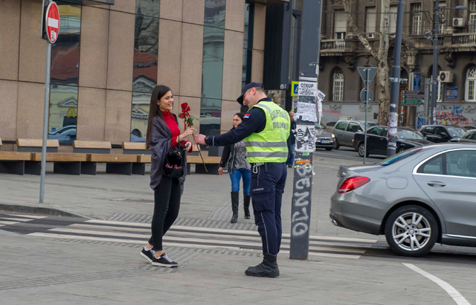 Сербские полицейские сегодня дарили дамам цветы