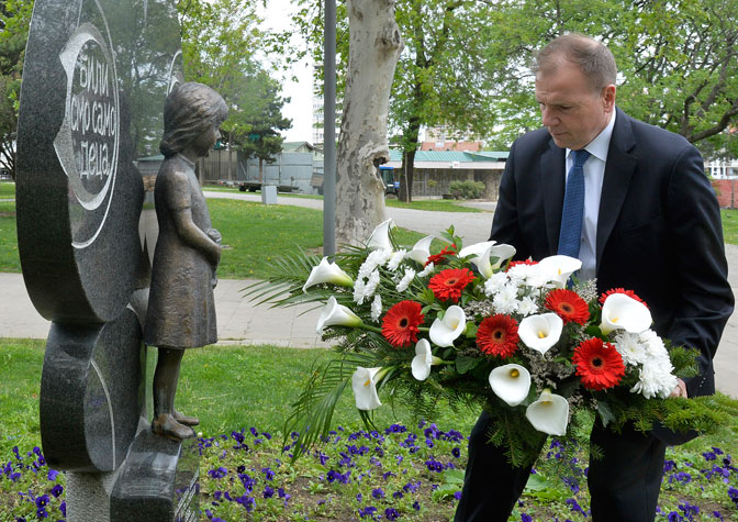 Американский генерал возложил венок к памятнику убитой НАТО девочке