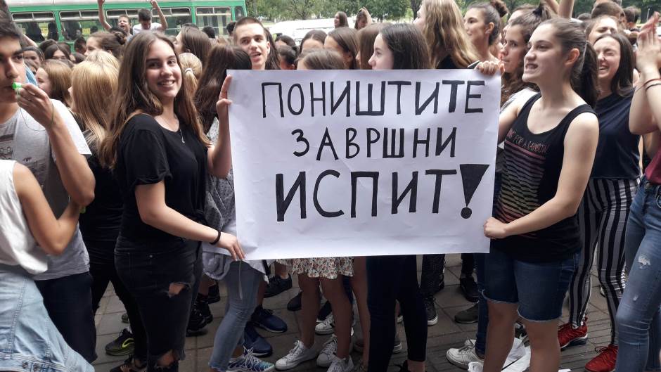 Сербские школьники вышли на акцию протеста