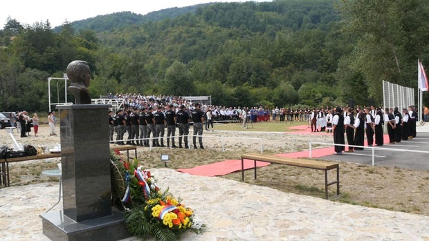 Установлен памятник командующему артиллерией Республики Сербской