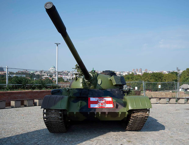 Возле стадиона "Црвены Звезды" установили танк