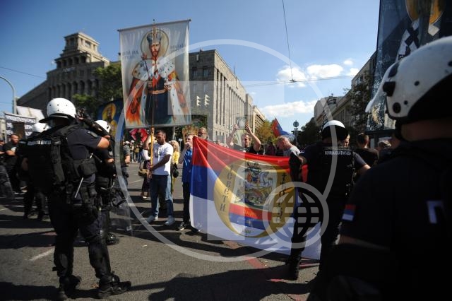 Противники гей-парада перекрыли белградские улицы