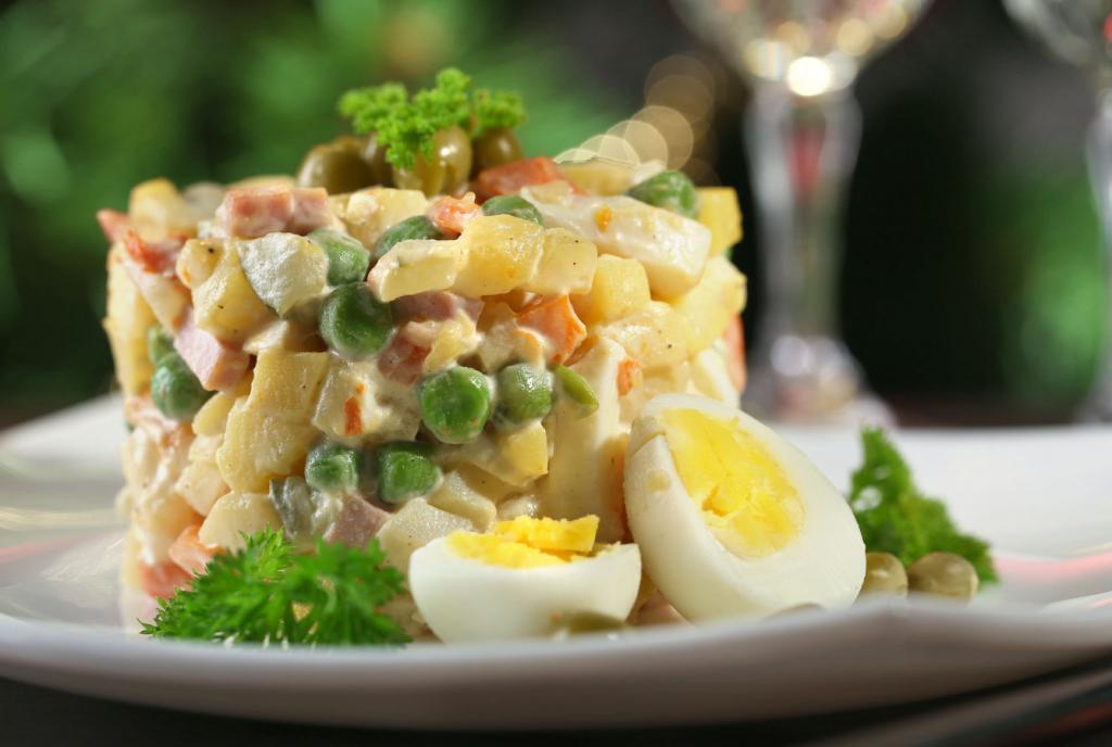 Сербский салат с брынзой и оливками