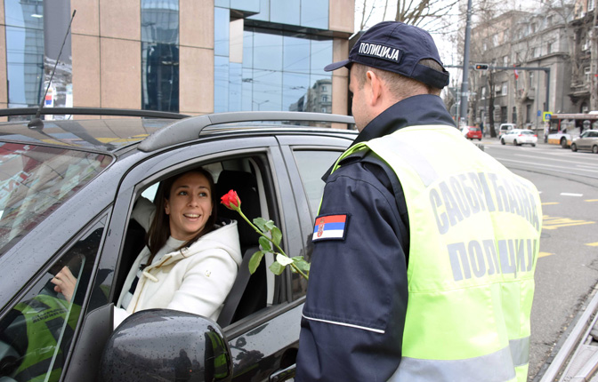 Сербские полицейские снова дарили женщинам розы