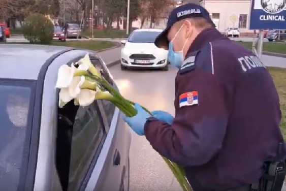 В Крагуеваце полиция дарит цветы докторам