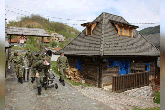 Российские военные дезинфицировали село Кустурицы
