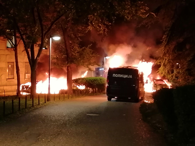 В ходе беспорядков в центре Белграда сожгли три полицейских автомобиля