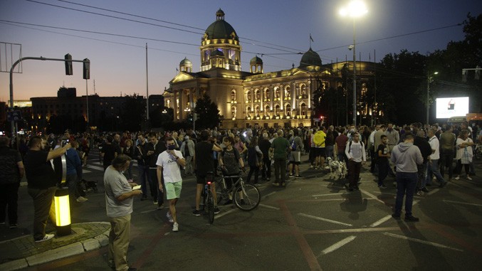 Беспорядки у здания Парламента Сербии. Народ против возврата ограничительных мер