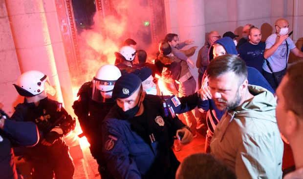 Беспорядки у здания Парламента Сербии. Народ против возврата ограничительных мер