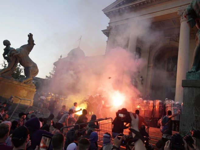 "Кто не скачет - тот Вучич" - что-то знакомое на белградских акциях протеста