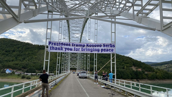 Косовские сербы (?) благодарны Дональду Трампу