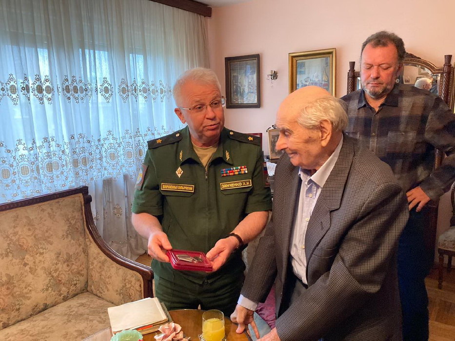 Путин наградил партизана Лукича