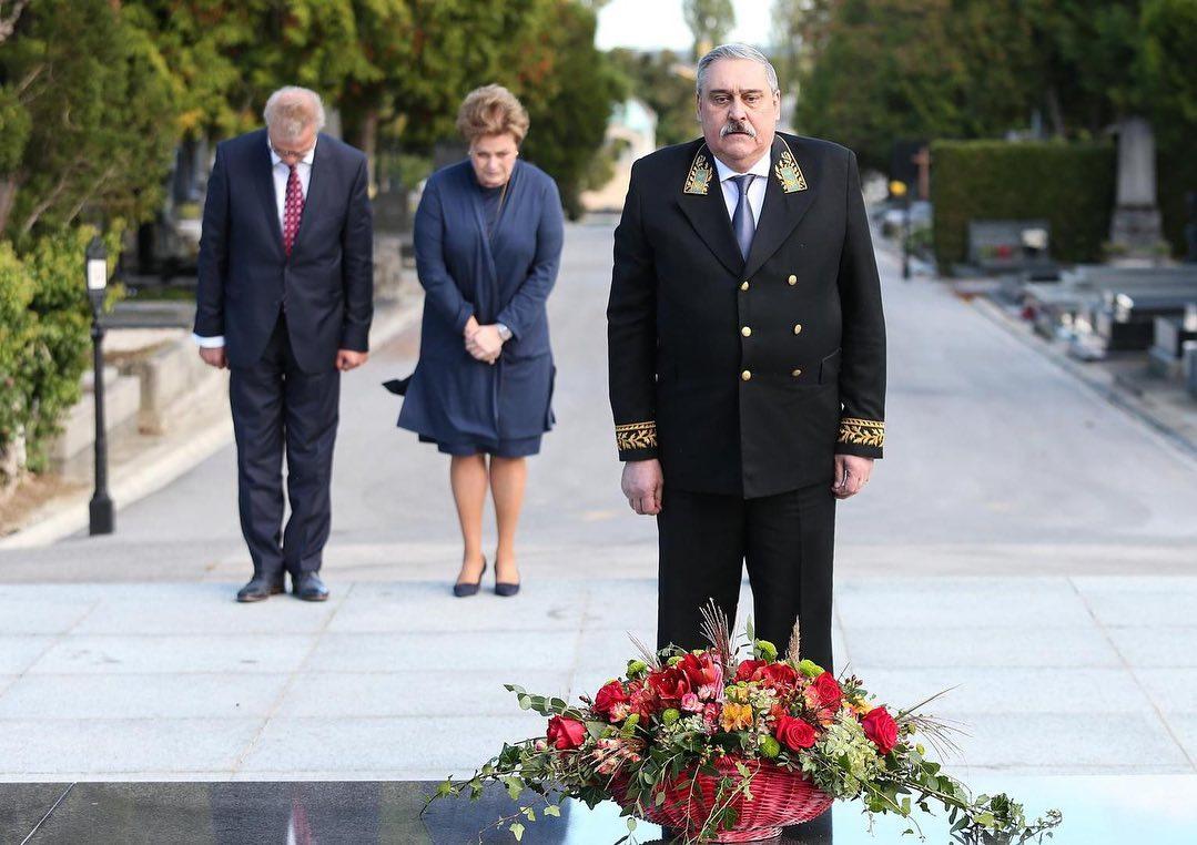 Посол России в Хорватии начал работу с цветов военному преступнику