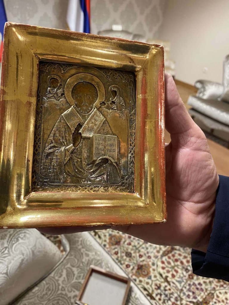 Додик подарил Лаврову икону из Луганска