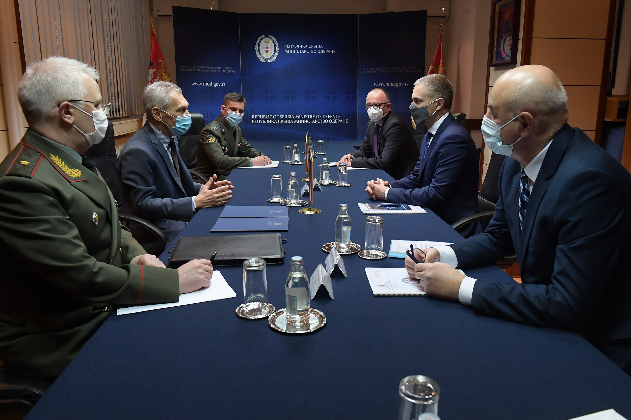Министр обороны Сербии встретился с российским послом