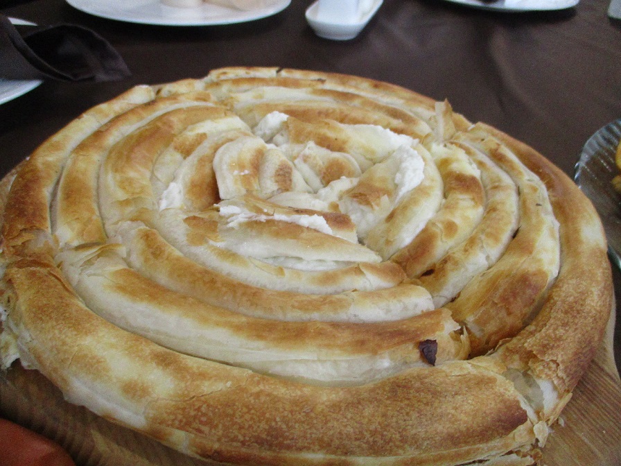 Бурек с сыром от сербского ресторана «Дамил»