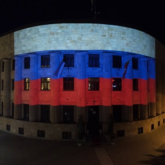 Резиденцию президента Республики Сербской осветили в цветах флага России