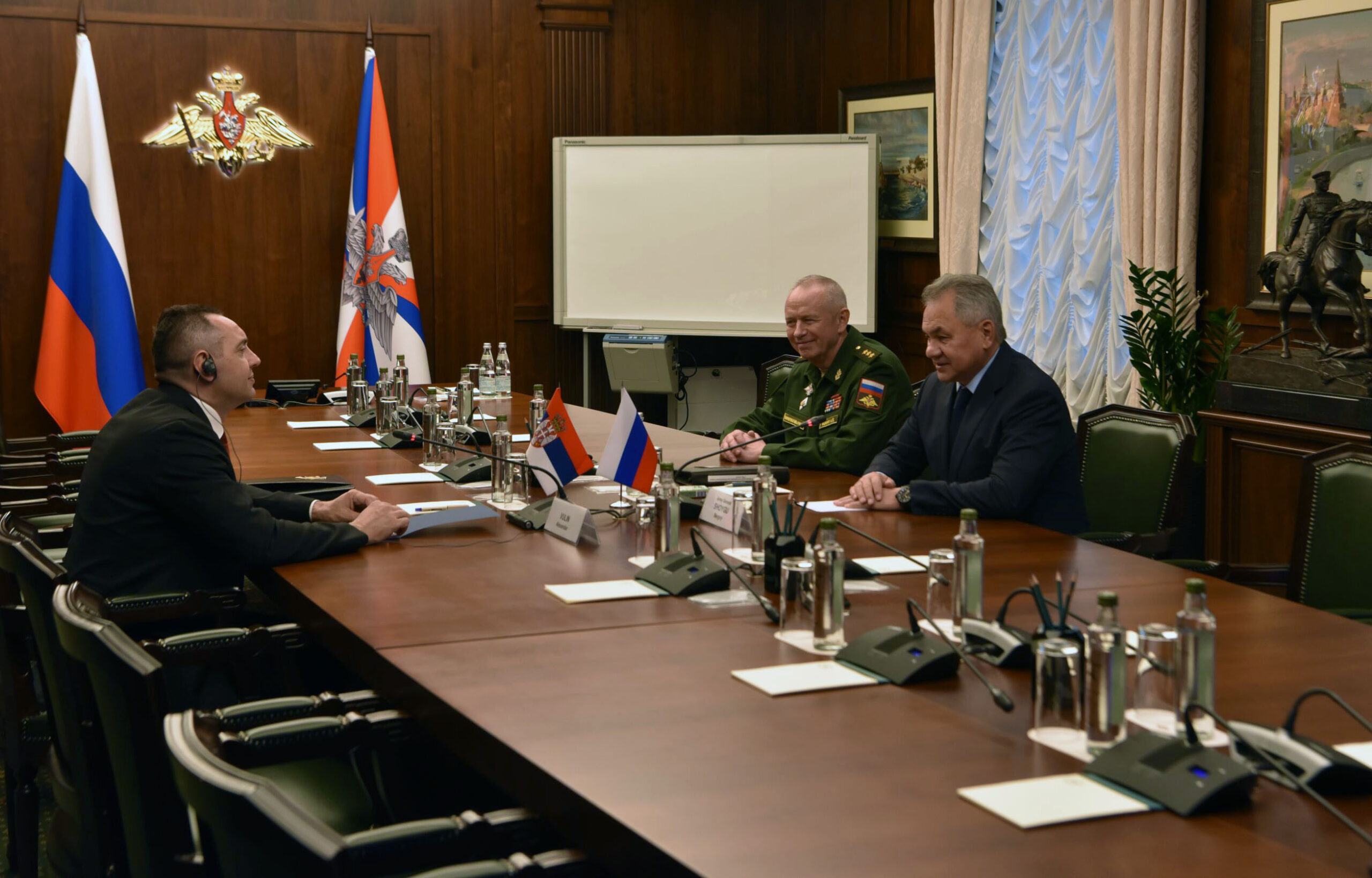 Глава МВД обсуждает российские системы ПВО, глава минобороны открывает соревнования