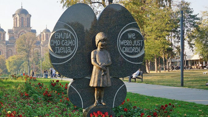 В Белграде осквернили памятник детям-жертвам НАТО