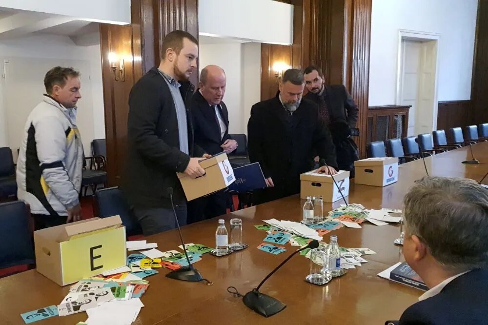 Младжан Джорджевич передал в избирательную комиссию пустые коробки c наклейками «предатель»
