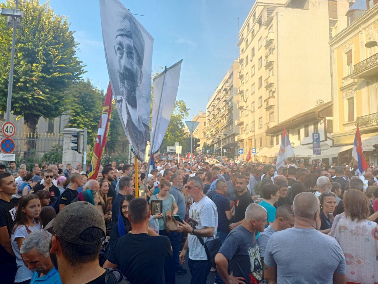 В Белграде проходит крестный ход в поддержку традиционных ценностей