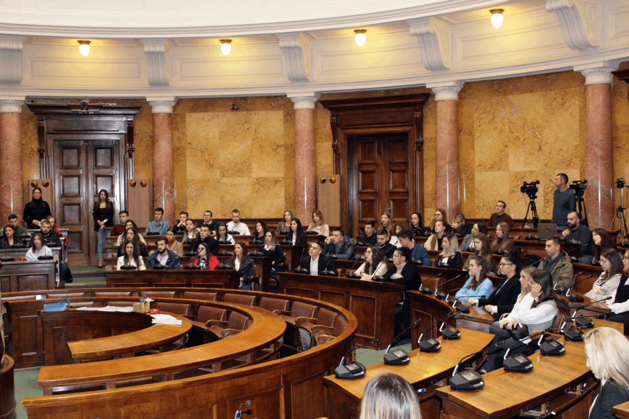 В парламенте Сербии прошла "имитационная сессия"