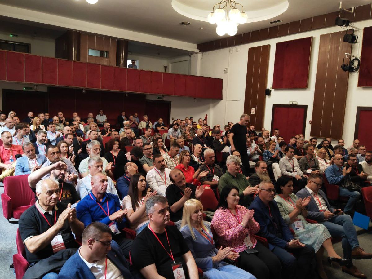Открытые «Двери»: главное с конференции крупнейшей «правой» партии Сербии