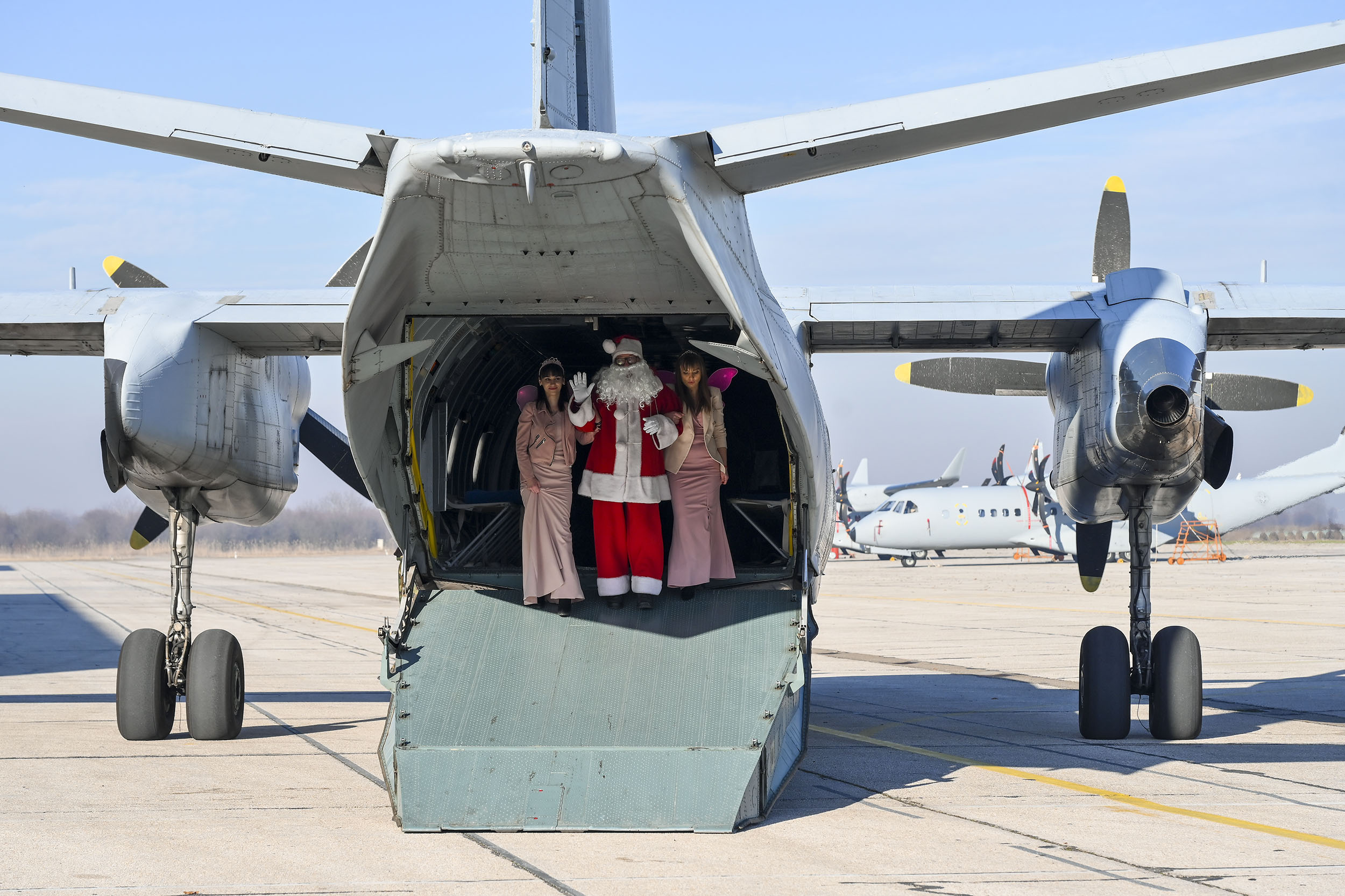 На сербский военный аэродром прибыл Дед Мороз