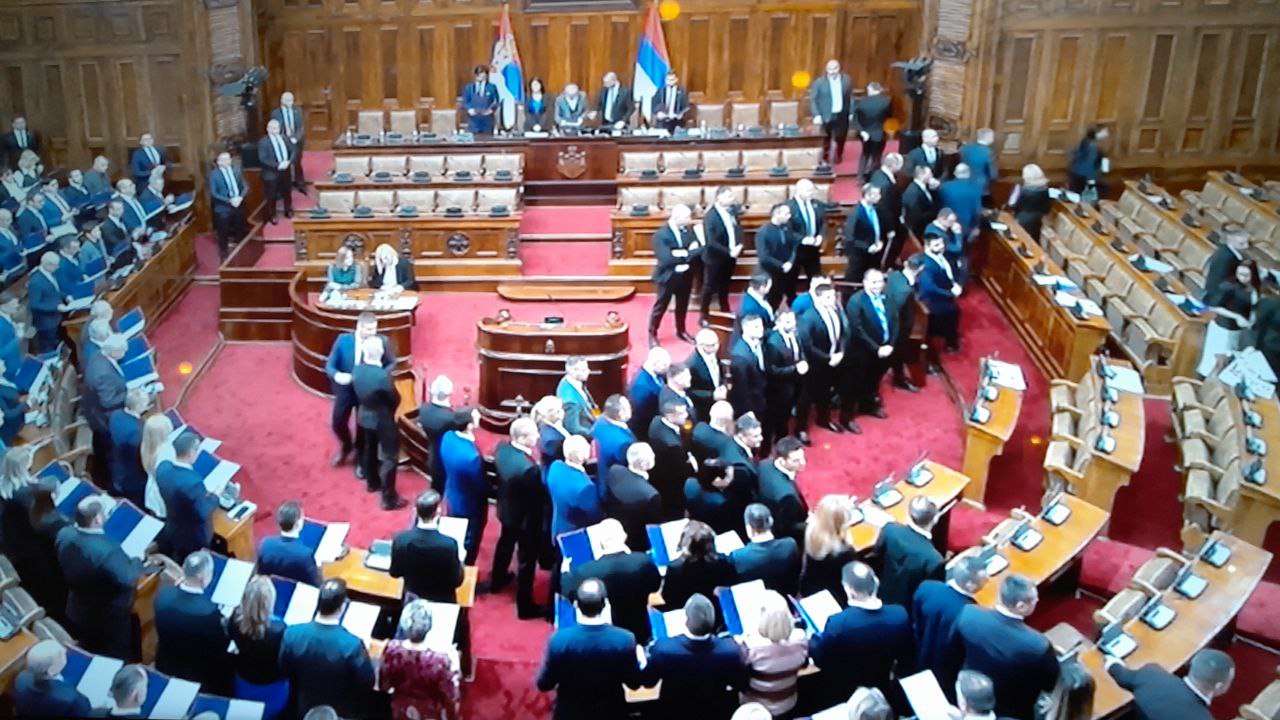 Заседание парламента Сербии: кролики, плакаты и две присяги
