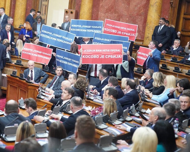 Заседание парламента Сербии: кролики, плакаты и две присяги